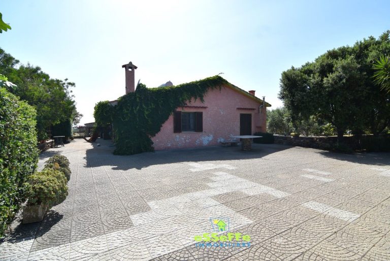 Villa ristrutturata circondata da giardino con piscina