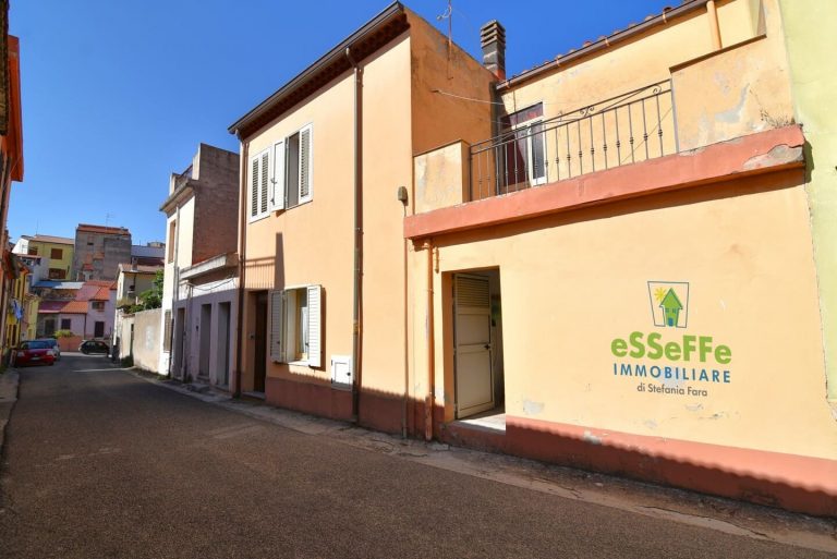 Casa indipendente su due livelli con terrazza vicino al centro