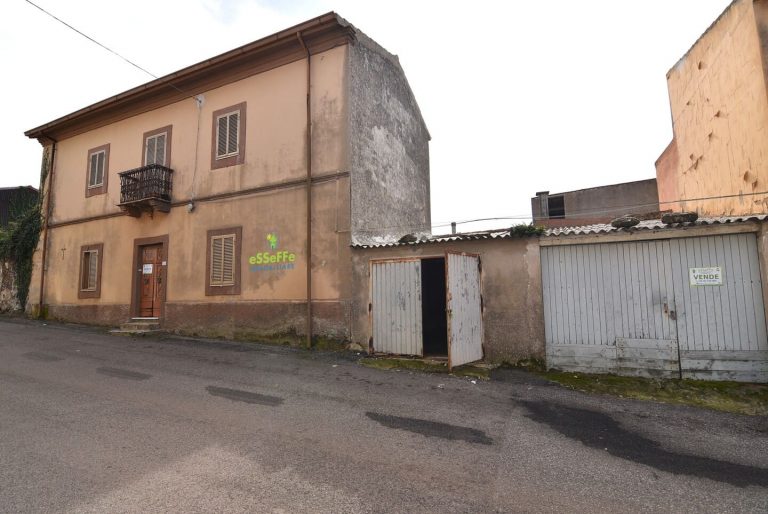 Dimora di due piani con ampio giardino e doppio box auto