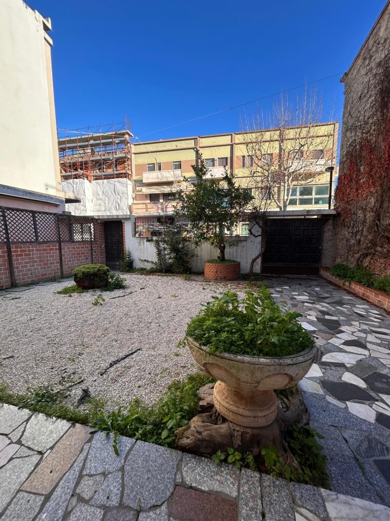 Casa indipendente in centro con ampi spazi esterni