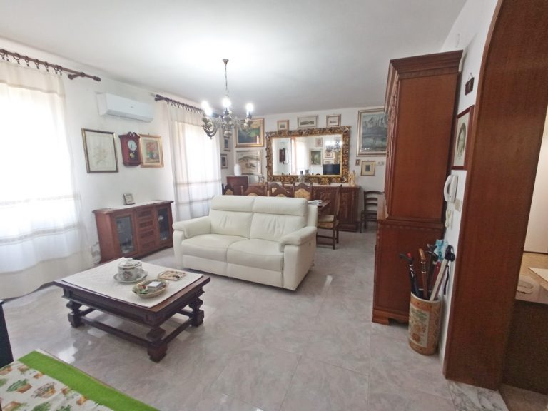Buddi Buddi, Appartamento con cortile in casale di campagna