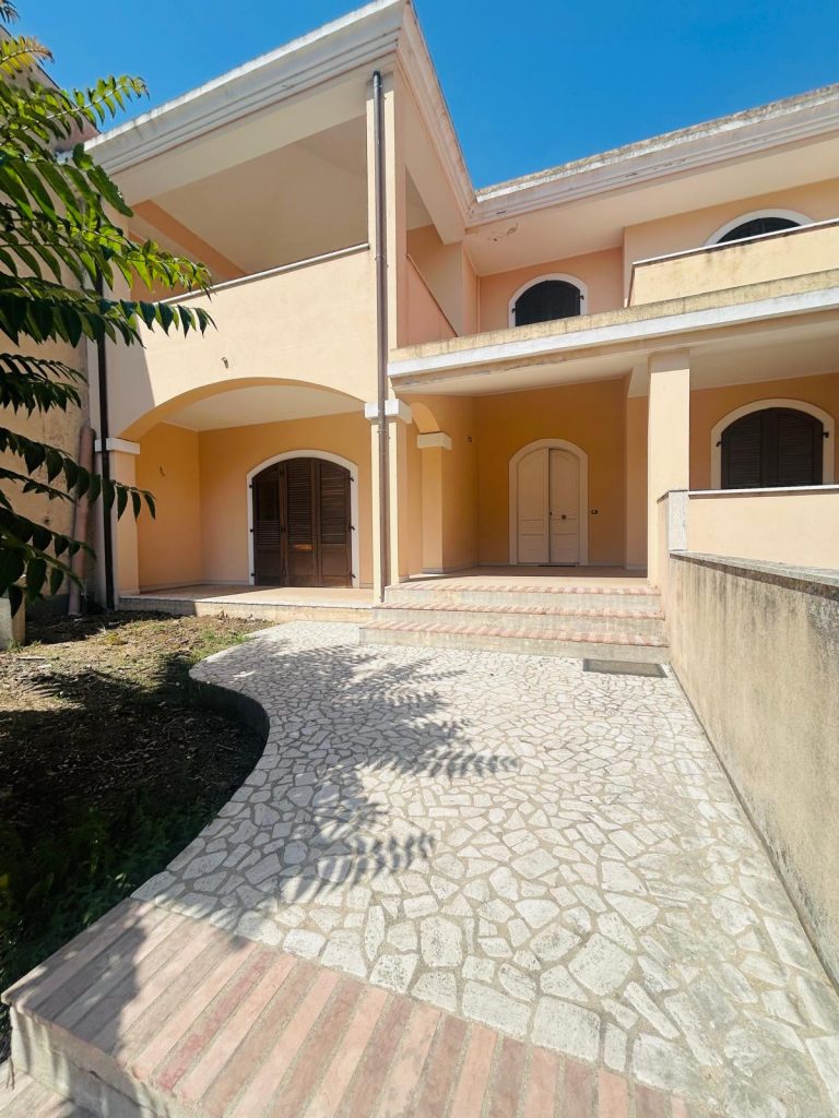 VILLA SU DUE LIVELLI CON AMPIO GIARDINO