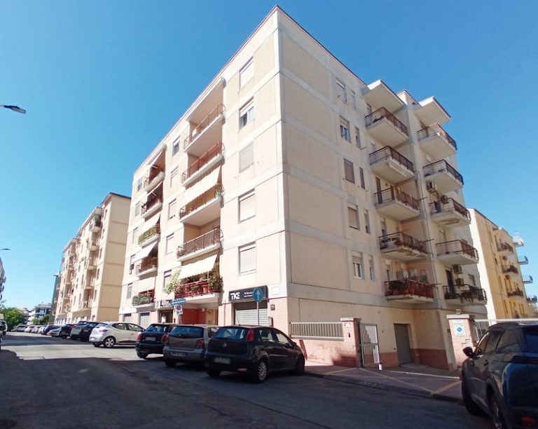TRILOCALE CON GRANDE TERRAZZO E LASTRICO SOLARE DI PROPRIETÀ